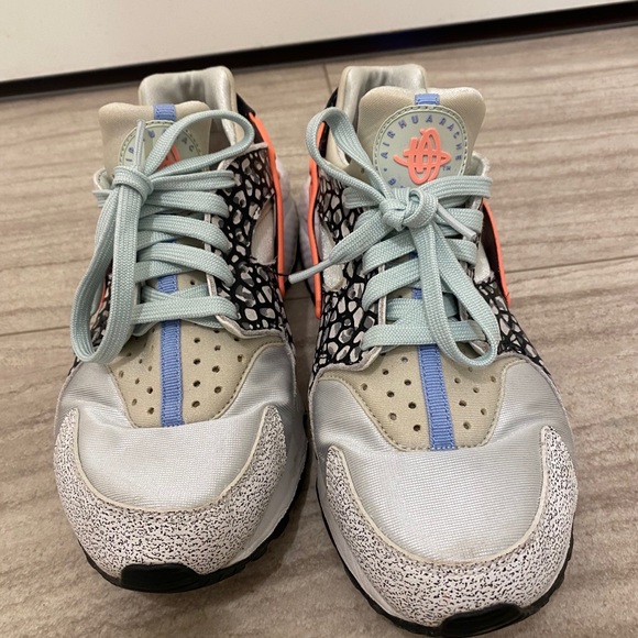 Women's Nike Air Huarache Premium Sneakers size 9